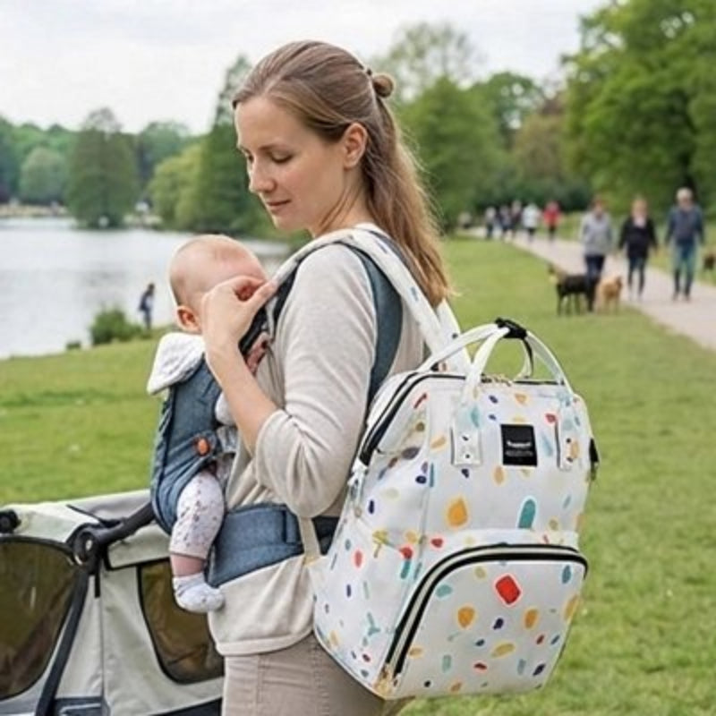 Sac a langer bebe blanc maman porte son enfant contre elle