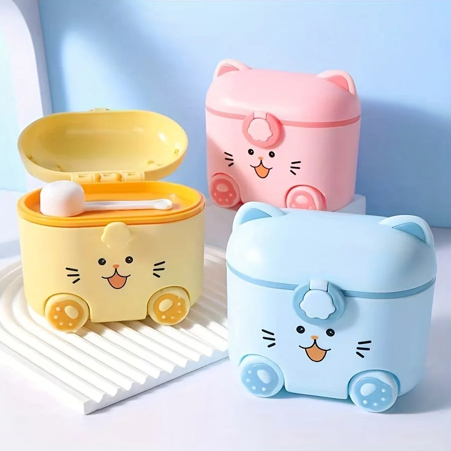 Boite doseuse lait jaune, rose et bleu bien exposées sur un présentoir