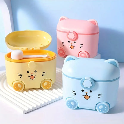 Boite doseuse lait jaune, rose et bleu bien exposées sur un présentoir