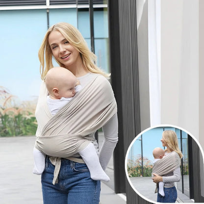 Echarpe porte bebé beige, maman qui porte sécuritairement son enfant