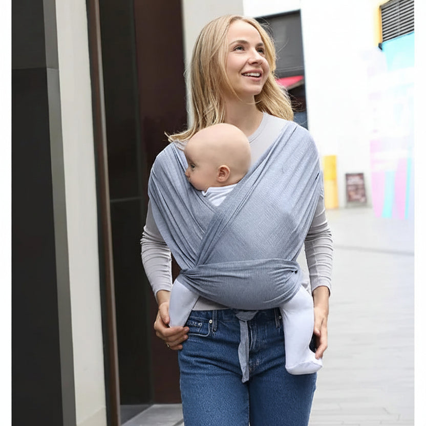 Echarpe porte bebe gris clair maman souriante dans  la rue avec son bebe