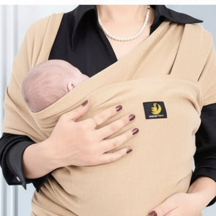 Echarpe porte bebe beige maman qui tient confortable son bébé dans les bras