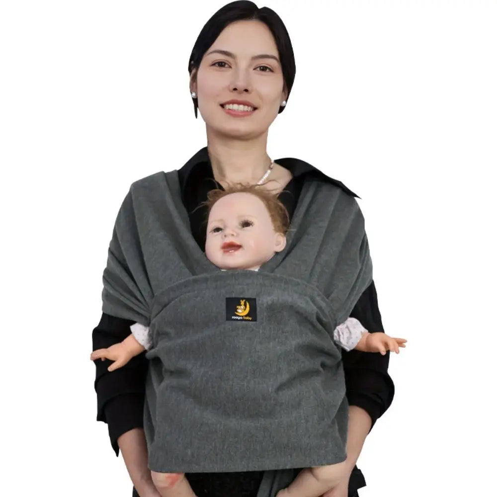 Echarpe porte bebe gris foncé maman orte bbe qui regarde en avant