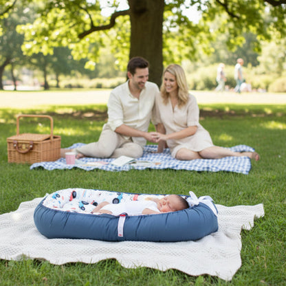 Nid bébé voiture bleue bébé qui dort au parc avec ses parents