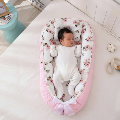 Nid pour bébé fleur rose, bebe qui dors confortablement