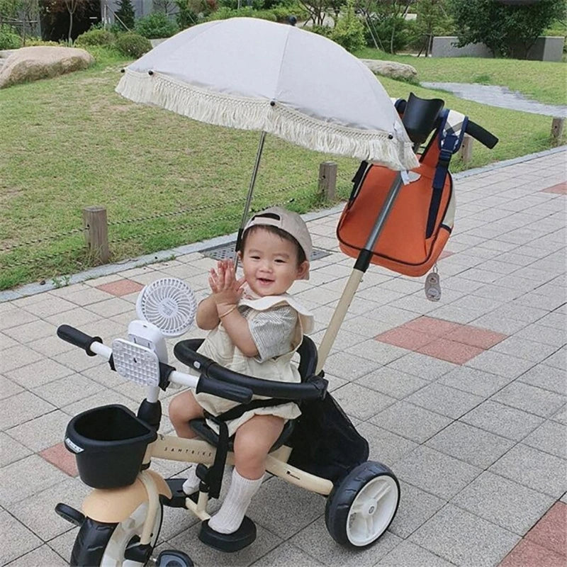Ombrelle pour poussette A L'enfant assis  dans sa trotinette dans la cour