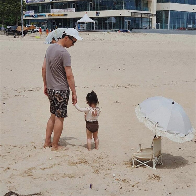 Ombrelle pour poussette Type B papa à la plage avec son enfant
