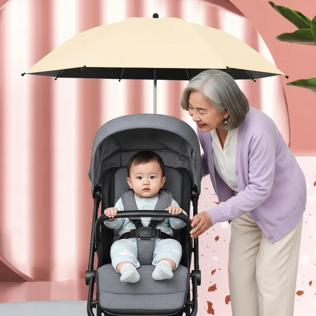Ombrelle poussette beige   mamie qui sourit à son petit fils qui regarde face à la caméra