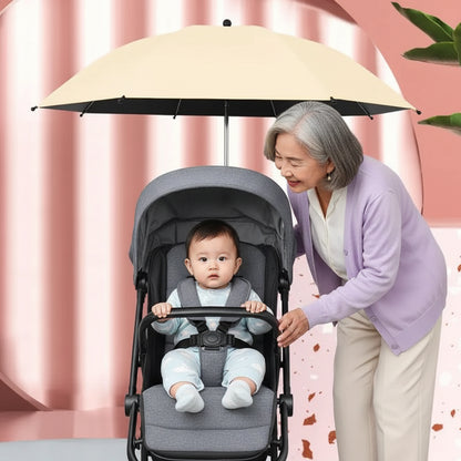Ombrelle poussette beige   mamie qui sourit à son petit fils qui regarde face à la caméra