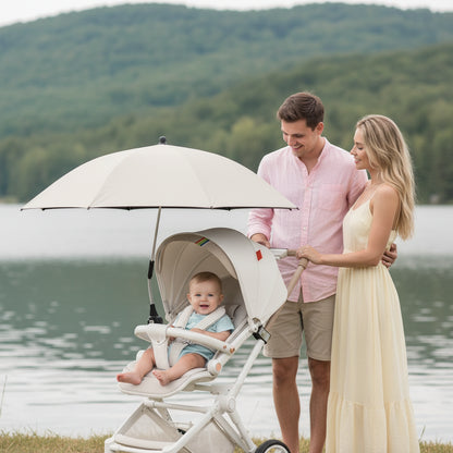 Ombrelle poussette beige les parents au bord de l'eau avec leur enfant