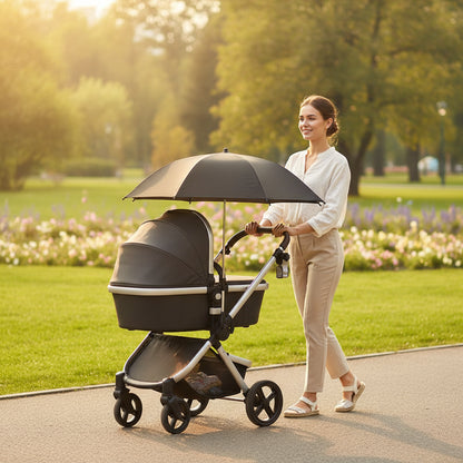 Ombrelle poussette noir maman marche avec son enfant dans la poussette protégé du soleil.