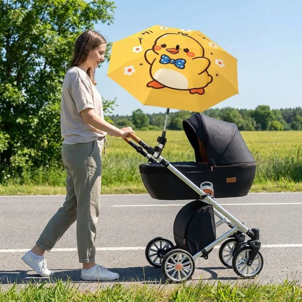 Ombrelle poussette style B maman fait une marche avec son enfant dans la poussette