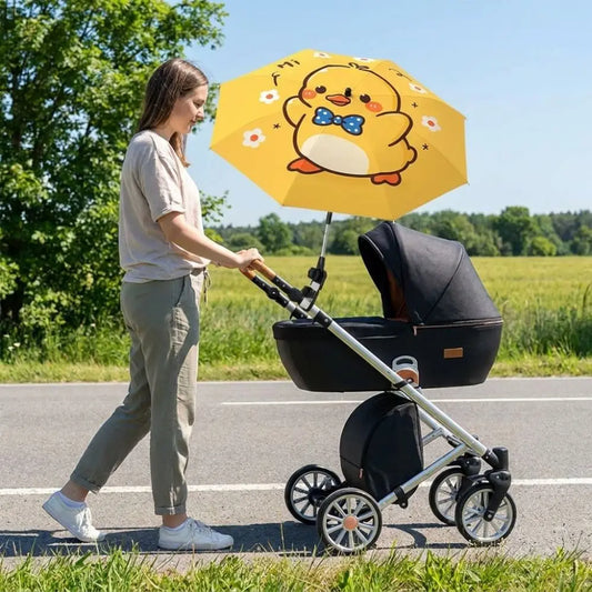 Ombrelle poussette style B maman fait une marche avec son enfant dans la poussette