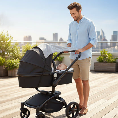 Par soleil pour poussette  gris bebe bien protégé du soleil avec son papa sur la terrasse 