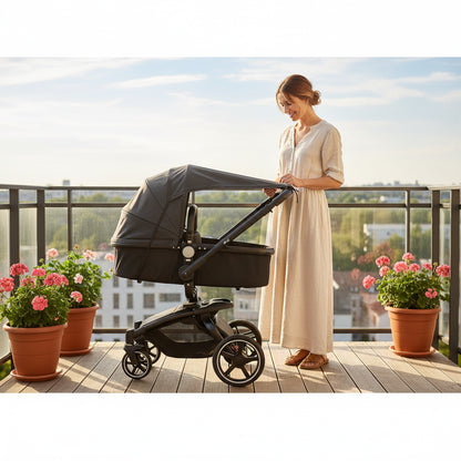 Par soleil pour poussette  noir maman sur le balcon avec son enfant dans la poussette