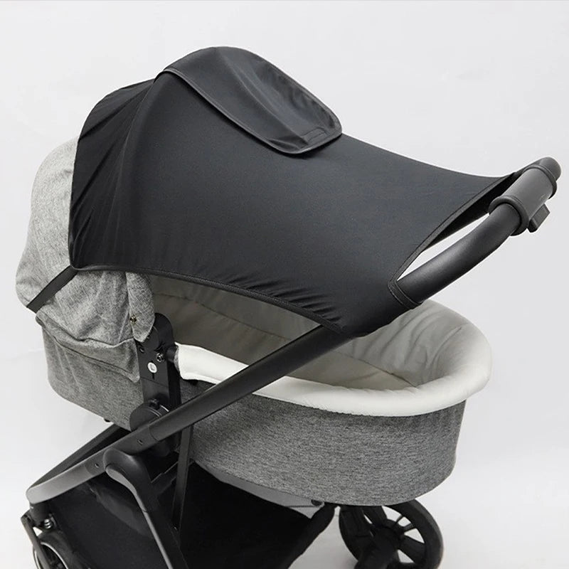 Pare soleil pour pousette avec fenêtre sur une poussette