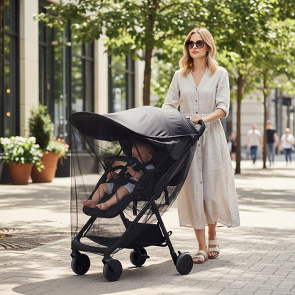 Pare  soleil pour poussette noir avec filet maman dans la rue avec son enfant protégé du soleil et des moustiques