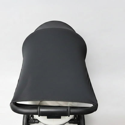 Pare soleil pour poussette sans fenêtre  sur une poussette
