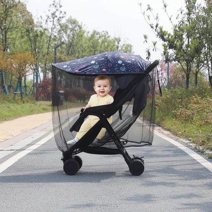 Pare  soleil pour poussette soleil avec filet installé sur une poussette avec bébé à l'interieur