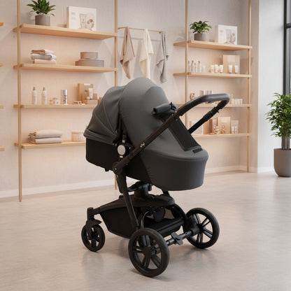 Pare soleil poussette gris installé sur la poussette dans un magasin