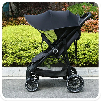 Pare soleil poussette noir bien installé sur la poussette