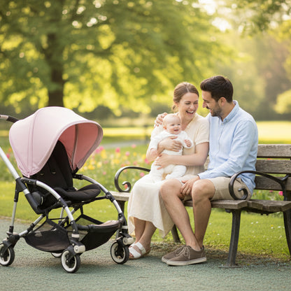 Pare soleil poussette rose les parents assis sur un banc au parc avec leur enfant dans les bras 