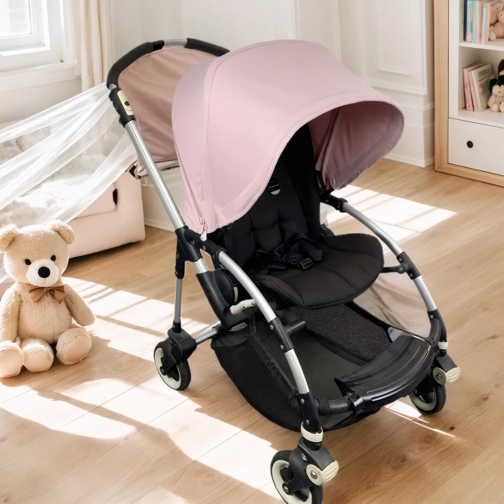 Pare soleil poussette rose, poussette placé au salon de la maison
