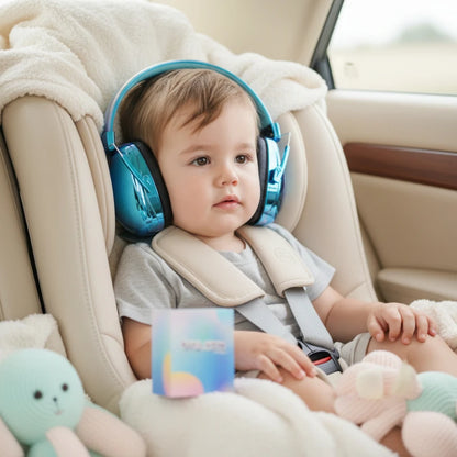 casque anti bruit enfant  bleu avec boite, l'enfant assis dans son siège dans l'auto