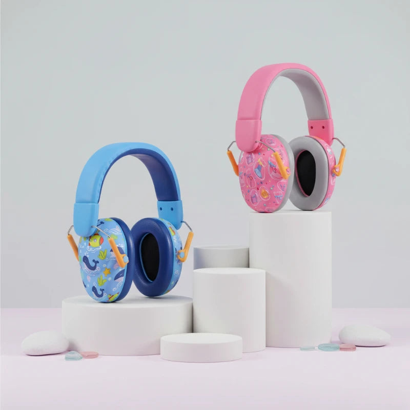 casque ranti bruit enfant rose et bleu posés sur un présentoir