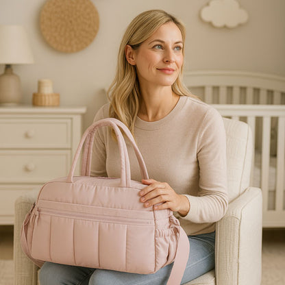 sac a langer rose maman assise dans la chambre du bébé