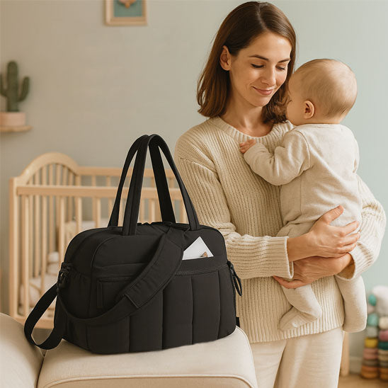 sac a langer noir maman regarde son bébé face en face