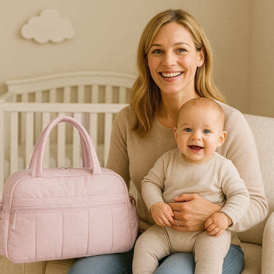 sac a langer rose maman et bébé assis tous souriants