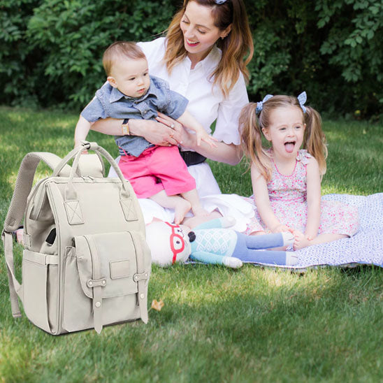 Sac à dos à langer beige, maman au parc avec ses enfants