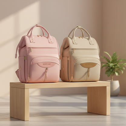Sac à dos maternité kaki  et rose posés sur un banc 