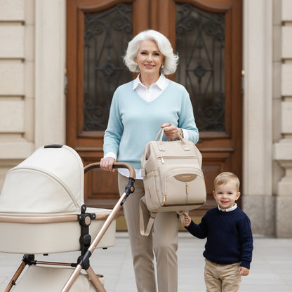 Sac à dos maternité kaki  mamie accompagnée de son petit fils face à la caméra.