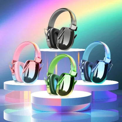 Casque anti bruit enfant noir, bleu rose, vert jaune et bleu sur un présentoir