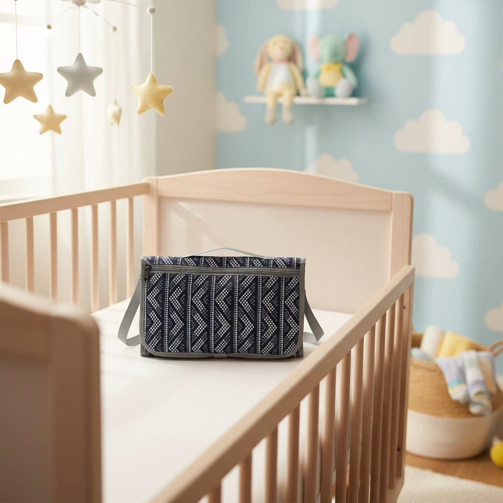 Tapis à langer rouge  qui est posé sur le lit de bébé dans sa chambre