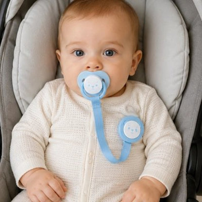 Attache tetine bleu bébé dans son siège auto