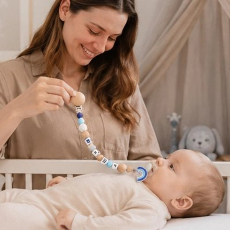 Attache tetine bleu maman qui regarde son enfant qui est couché dans son lit