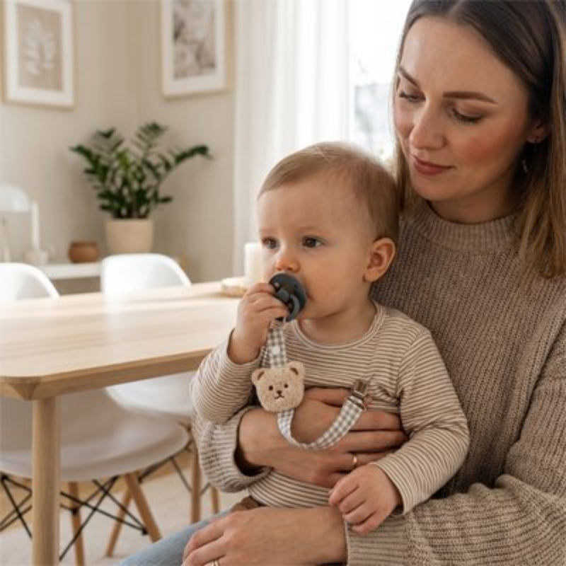 Attache tetine ours beige maman assise dans la salle à manger avec son enfant