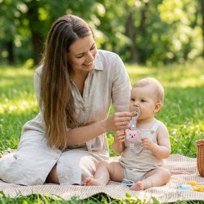 Attache tetine rose maman au parc avec son enfant