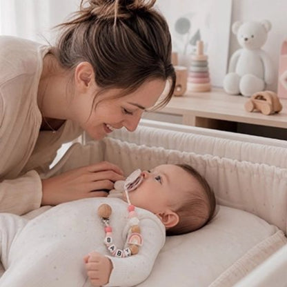 Attache tetine rose maman qui fait dormi son enfant
