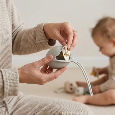 Boite a tetine​ bebe gris maman qui montre comment utiliser la boite