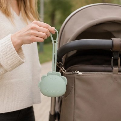 Boite a tetine​ bebe vert maman tient la boite 