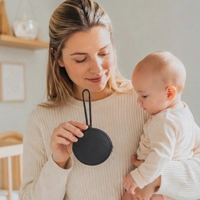 Boite a tetine​ noir maman montre la boite à bébé
