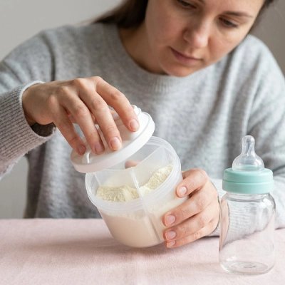 Boite doseuse lait blanc maman a ouvert la boite de lait