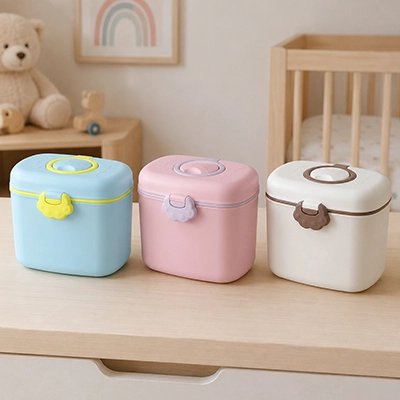 Boite doseuse lait bleu, rose, blanc posées sur une table