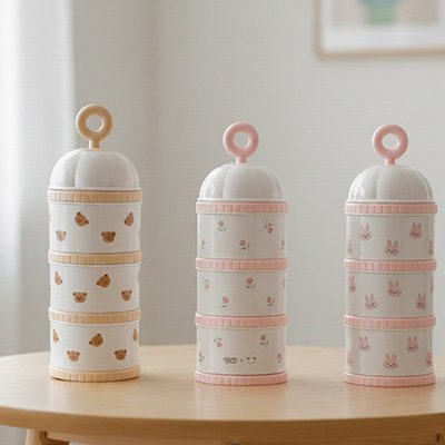 Boite doseuse lait ours,tulipe,lapin posées sur la table