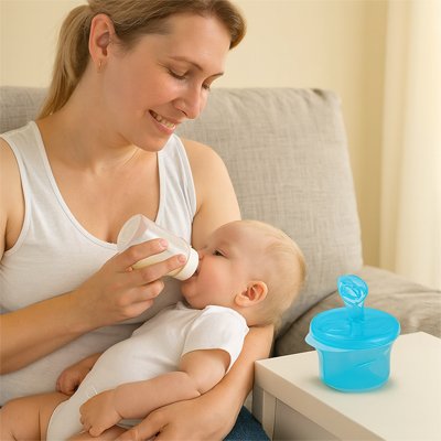 Boites doseuse lait bleu maman donne le biberon à son bébé