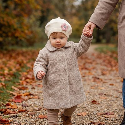 Bonnet bébé fille blanc, bébé marche avec son parent dans la nature